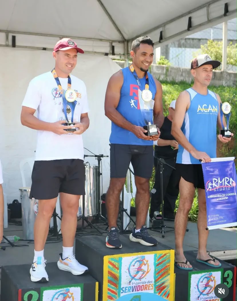 Pódio masculino com medalhas e troféus