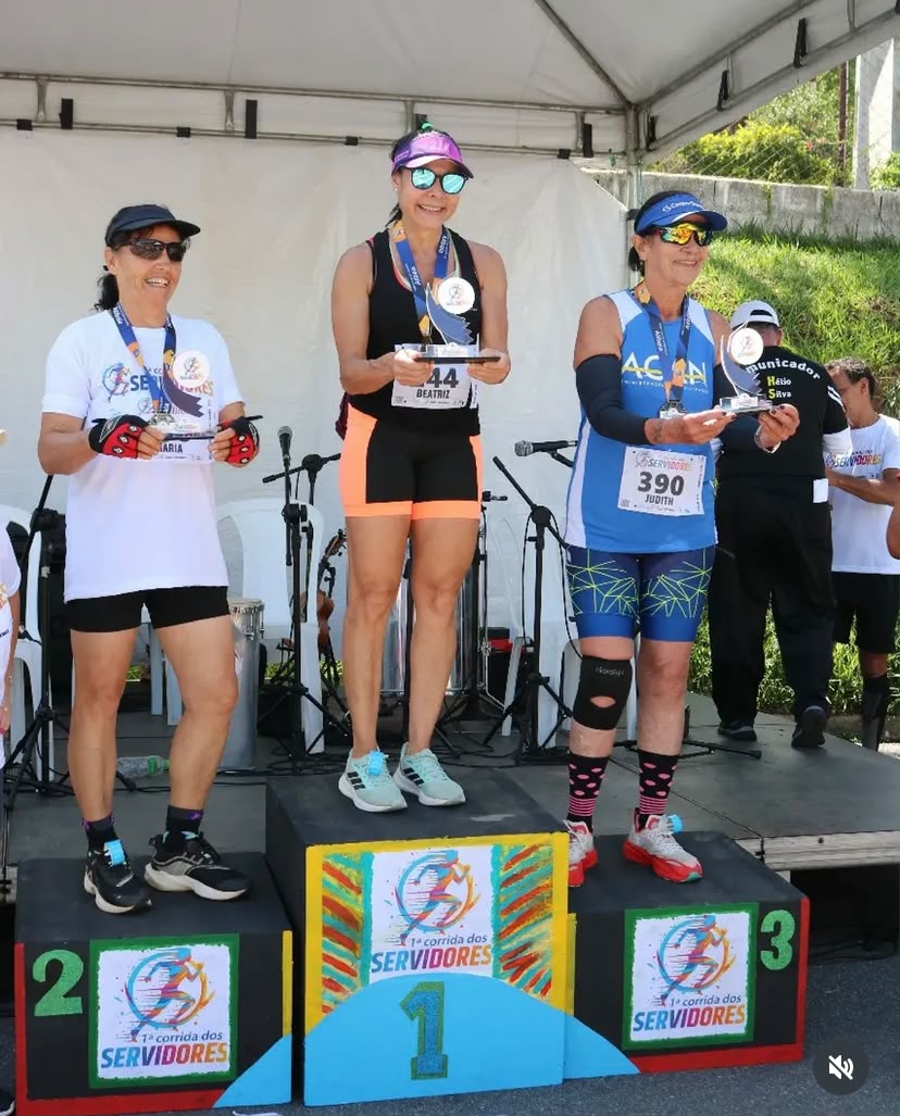 Pódio feminino veteranas com troféus da 1ª edição