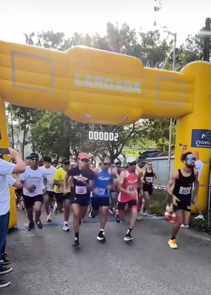 Pelotão da frente cruzando o arco de largada