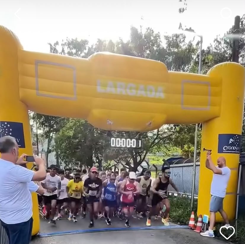 Pelotão cruzando o arco de largada da 1ª edição