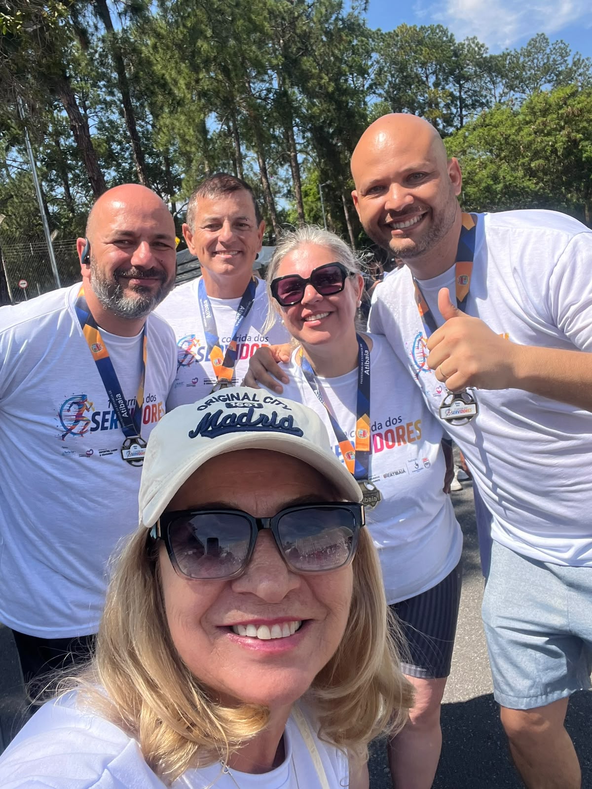 Grupo de servidores com medalhas após a prova