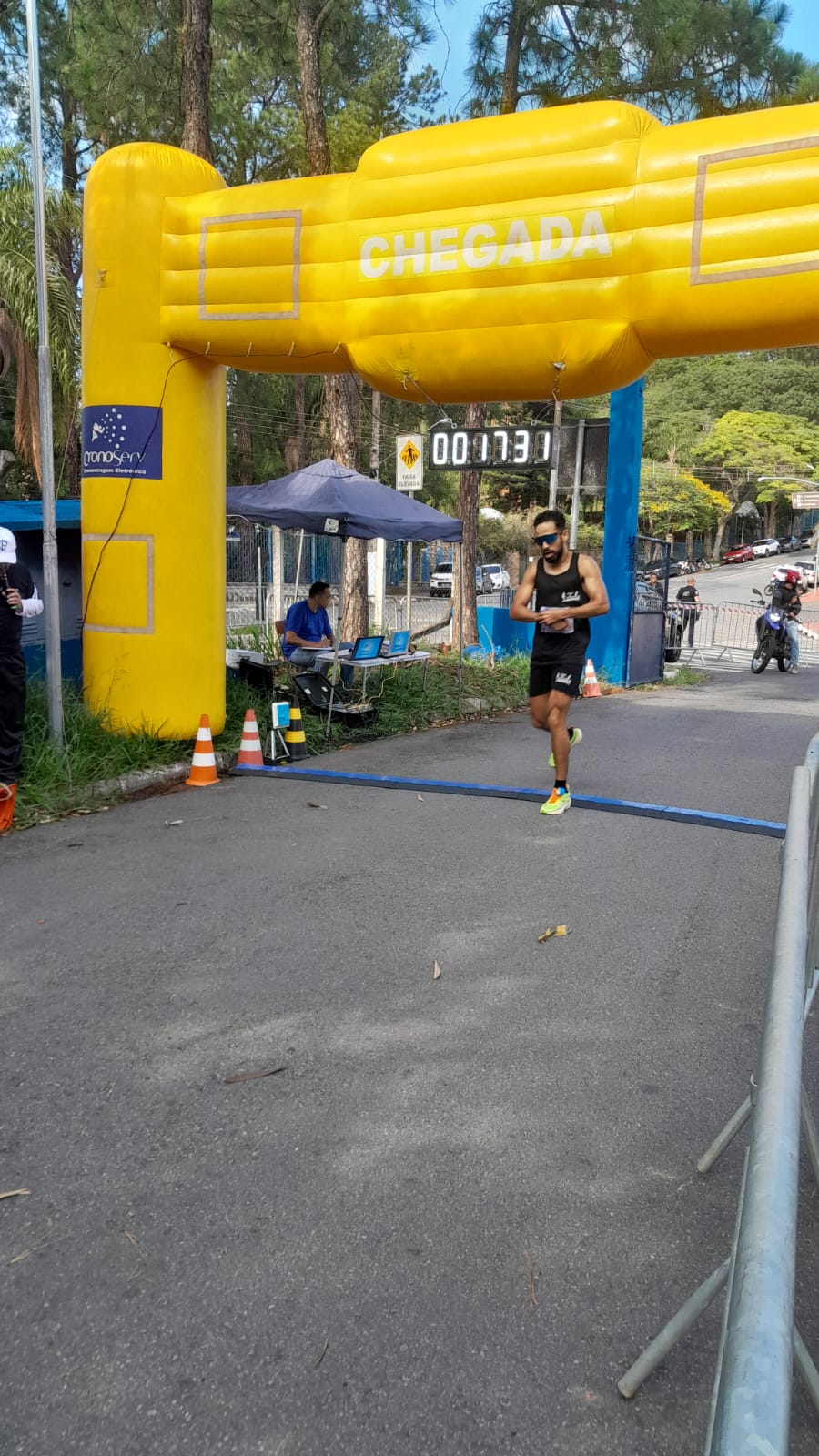 Atleta cruzando o pórtico de chegada da 1ª Corrida dos Servidores