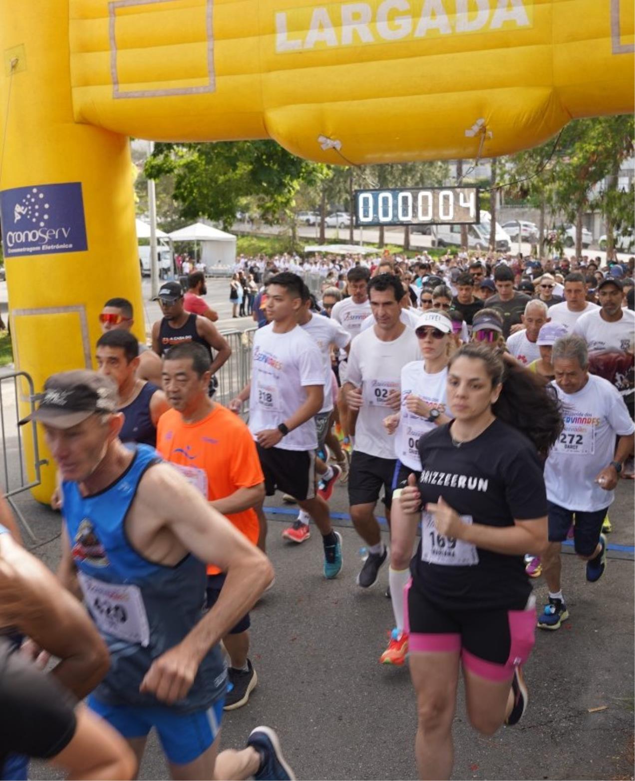 Largada da 1ª Corrida dos Servidores sob o pórtico inflável