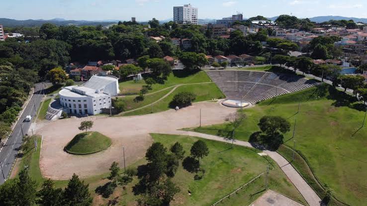 Vista aérea do Centro de Convenções e Eventos Victor Brecheret, com o anfiteatro, a arena e as áreas verdes