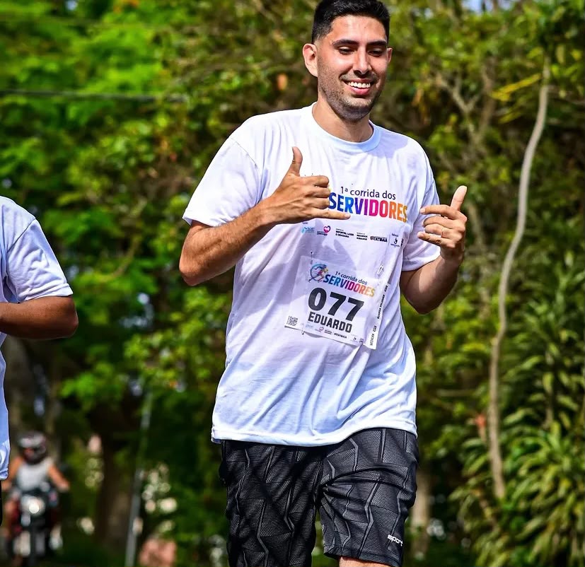 Servidor correndo sorridente durante o percurso